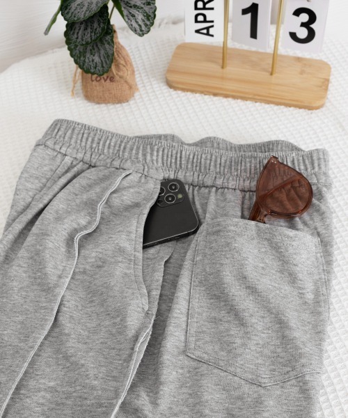 Miniministore(ミニミニストア)の「ワイドスウェットパンツ フロントライン(スウェットパンツ・レディース・ダークグレー/ブラック/ライトグレー・FREE)」の9枚目の写真