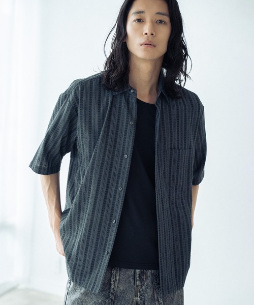 RATTLE TRAP(ラトルトラップ)の「オーバーサイズドビーストライプレギュラーカラー半袖シャツ(シャツ/ブラウス・メンズ・ブラック/ライトグレー・L/M)」の1枚目の写真