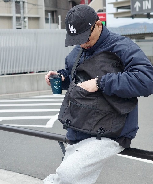 Carhartt（カーハート）の「Carhartt メッセンジャーバッグ（メッセンジャーバッグ・メンズ・ブラック・FREE）」の20枚目の写真