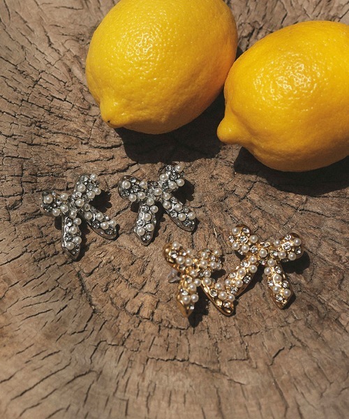 at.（アット）の「【at.】パールビジューリボンピアス（ピアス（両耳用）・レディース・シルバー/ゴールド・ONE）」の3枚目の写真