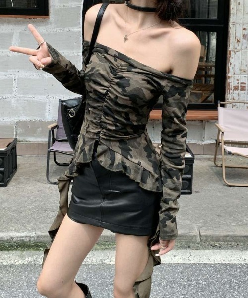 セール】オフショルダー迷彩柄フリルトップス（Tシャツ