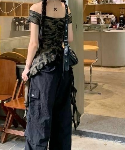 セール】オフショルダー迷彩柄フリルトップス（Tシャツ