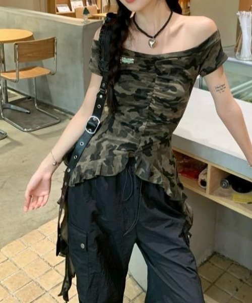 セール】オフショルダー迷彩柄フリルトップス（Tシャツ