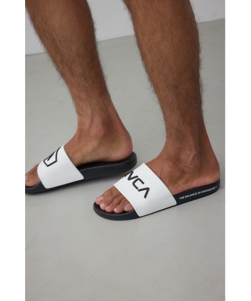 AZUL by moussy（アズールバイマウジー）の「RVCA SHOWER SLIDE（サンダル・メンズ・ブラック・MEDIUM/LARGE）」の2枚目の写真