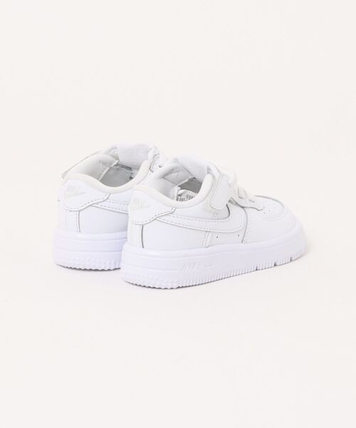 NIKE(ナイキ)の「NIKE ナイキ 12-16FORCE 1 LOW EASYON (TD) エア フォース 1 LOW イージーオン TD KIH4491 101WHT/WHT(スニーカー・キッズ・ホワイト・12/13/14/15 /16)」の2枚目の写真