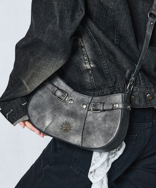 EVRIS（エヴリス）の「【EVRIS/エヴリス】SUNNY アンティークPU ムーン型ミニショルダーバッグ（ショルダーバッグ・レディース・ブラック/シルバー/グレイッシュベージュ・FREE）」の5枚目の写真