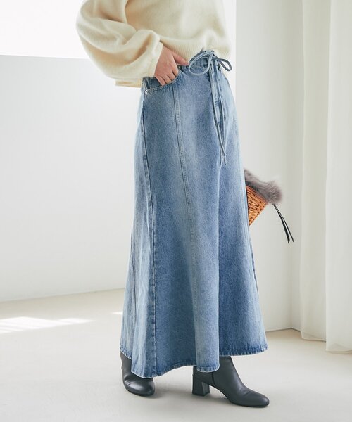 La boutique BonBon（ラブティックボンボン）の「【今すぐお届け！・美シルエット】リボンデニムマーメイドマキシスカート（デニムスカート・レディース・サックスブルー/ネイビー・36/38）」の4枚目の写真