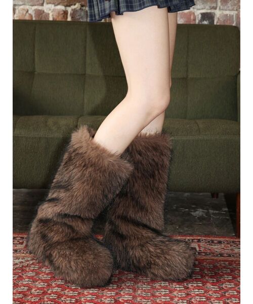 EVRIS（エヴリス）の「ファイクファーモンスターブーツ【インソール入】（ブーツ・レディース・ベージュ/ブラウン・SMALL/MEDIUM/LARGE）」の2枚目の写真