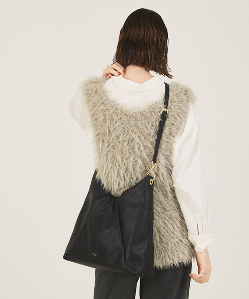 LOWELL things（ロウェル　シングス）の「Sque/ギャザーワンショルダーバッグ/A4サイズ/2WAY（トートバッグ・レディース・ブラック/アイボリー・フリー）」の4枚目の写真