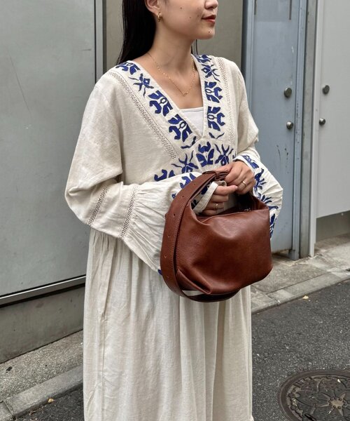 CIAOPANIC TYPY(チャオパニックティピー)の「【aguni】刺繍Vネックフレアスリーブワンピ(ワンピース・レディース・ブラック/アイボリー・ONE SIZE)」の3枚目の写真
