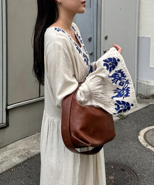 CIAOPANIC TYPY(チャオパニックティピー)の「【aguni】刺繍Vネックフレアスリーブワンピ(ワンピース・レディース・ブラック/アイボリー・ONE SIZE)」の4枚目の写真