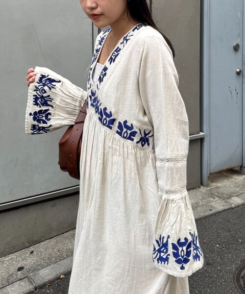 CIAOPANIC TYPY(チャオパニックティピー)の「【aguni】刺繍Vネックフレアスリーブワンピ(ワンピース・レディース・ブラック/アイボリー・ONE SIZE)」の5枚目の写真