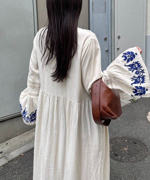 CIAOPANIC TYPY(チャオパニックティピー)の「【aguni】刺繍Vネックフレアスリーブワンピ(ワンピース・レディース・ブラック/アイボリー・ONE SIZE)」の6枚目の写真