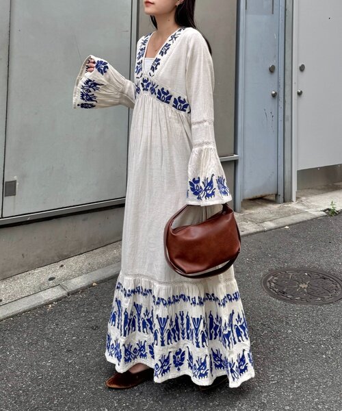 CIAOPANIC TYPY(チャオパニックティピー)の「【aguni】刺繍Vネックフレアスリーブワンピ(ワンピース・レディース・ブラック/アイボリー・ONE SIZE)」の8枚目の写真