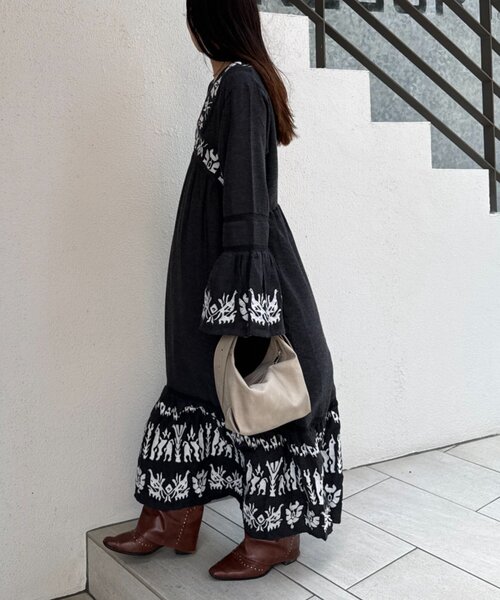 CIAOPANIC TYPY(チャオパニックティピー)の「【aguni】刺繍Vネックフレアスリーブワンピ(ワンピース・レディース・ブラック/アイボリー・ONE SIZE)」の16枚目の写真