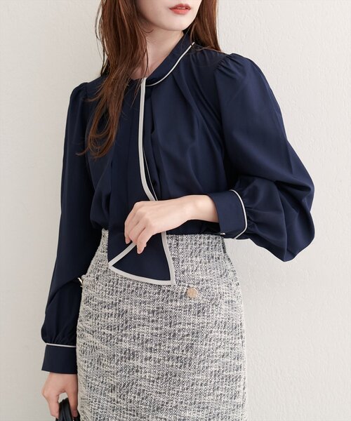 natural couture(ナチュラルクチュール)の「【WEB限定】配色ボウタイ2WAYブラウス(シャツ/ブラウス・レディース・ネイビー/チャコールグレー/オフホワイト/サックスブルー/ピンクベージュ/グレイッシュベージュ/その他1・FREE)」の4枚目の写真