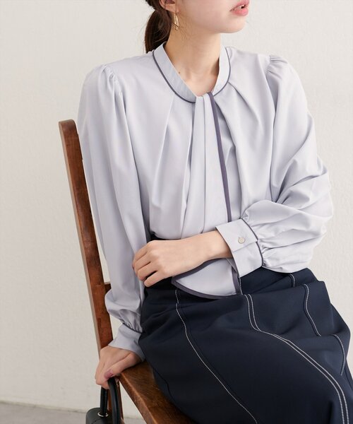 natural couture(ナチュラルクチュール)の「【WEB限定】配色ボウタイ2WAYブラウス(シャツ/ブラウス・レディース・ネイビー/チャコールグレー/オフホワイト/サックスブルー/ピンクベージュ/グレイッシュベージュ/その他1・FREE)」の5枚目の写真