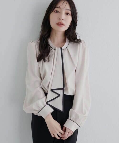 natural couture(ナチュラルクチュール)の「【WEB限定】配色ボウタイ2WAYブラウス(シャツ/ブラウス・レディース・ネイビー/チャコールグレー/オフホワイト/サックスブルー/ピンクベージュ/グレイッシュベージュ/その他1・FREE)」の3枚目の写真