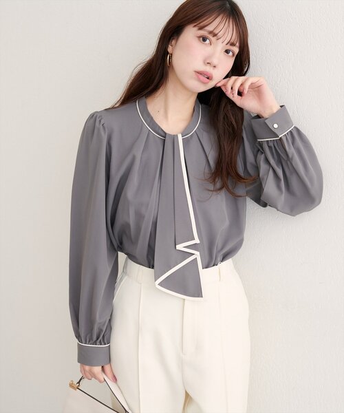 natural couture(ナチュラルクチュール)の「【WEB限定】配色ボウタイ2WAYブラウス(シャツ/ブラウス・レディース・ネイビー/チャコールグレー/オフホワイト/サックスブルー/ピンクベージュ/グレイッシュベージュ/その他1・FREE)」の1枚目の写真