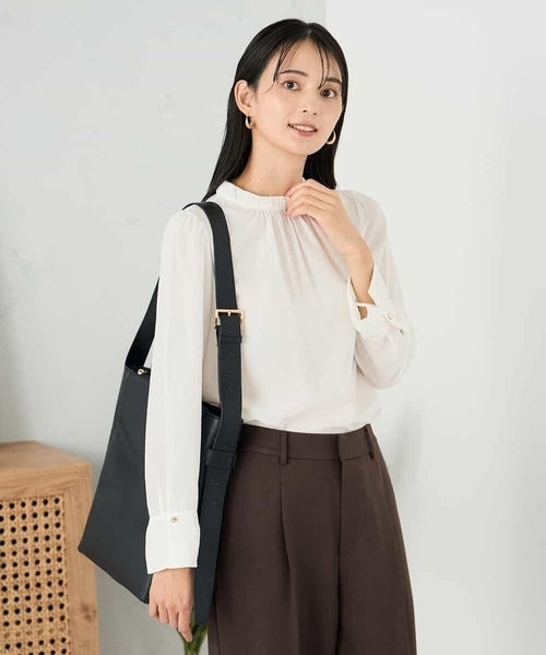 a.v.v（アーヴェヴェ）の「【洗える】プチハイネックギャザードビードットブラウス（シャツ/ブラウス・レディース・ベージュ/ホワイト・38/36/40）」の10枚目の写真