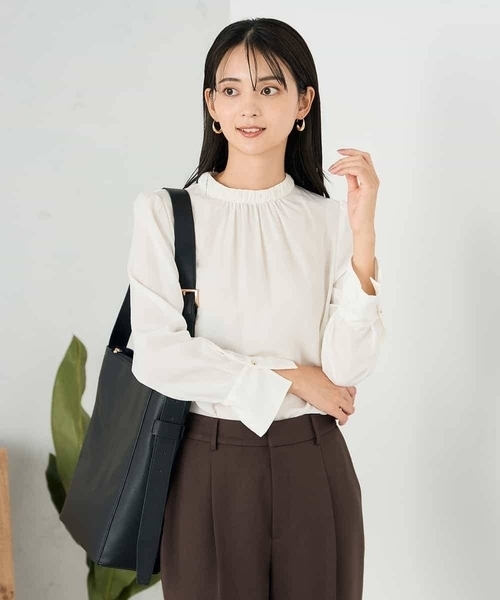 a.v.v（アーヴェヴェ）の「【洗える】プチハイネックギャザードビードットブラウス（シャツ/ブラウス・レディース・ベージュ/ホワイト・38/36/40）」の11枚目の写真