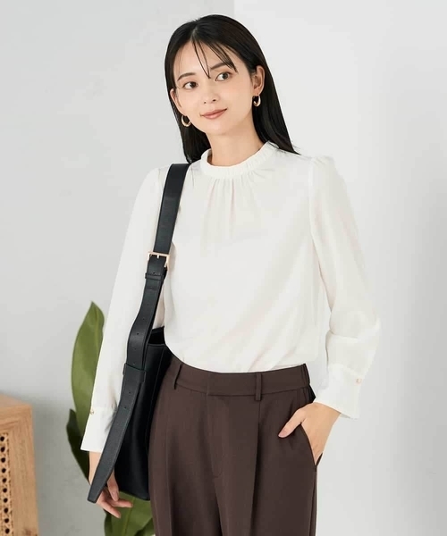 a.v.v（アーヴェヴェ）の「【洗える】プチハイネックギャザードビードットブラウス（シャツ/ブラウス・レディース・ベージュ/ホワイト・38/36/40）」の12枚目の写真