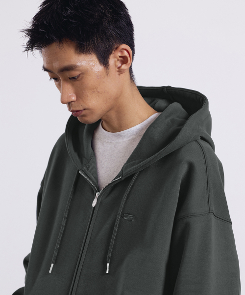 F.ILLUMINATE(フィルミネイト)の「スモールロゴフードジップアップ-チャコール(パーカー・レディース・その他・SMALL/MEDIUM/LARGE)」の4枚目の写真