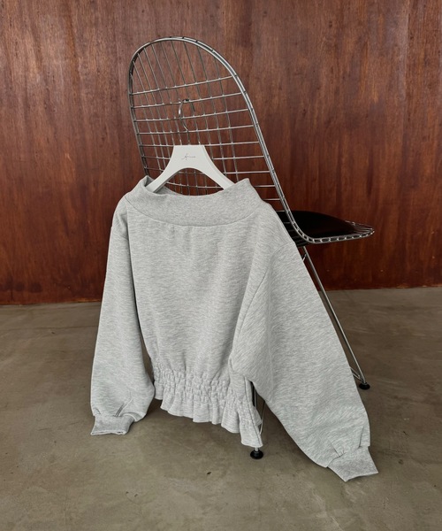 Amiur（エミレ）の「shirring design off shoulder pullover / シャーリングデザインオフショルダープルオーバー（その他トップス・レディース・グレー/ブラック/ホワイト・FREE）」の3枚目の写真