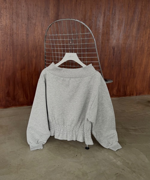 Amiur（エミレ）の「shirring design off shoulder pullover / シャーリングデザインオフショルダープルオーバー（その他トップス・レディース・グレー/ブラック/ホワイト・FREE）」の6枚目の写真