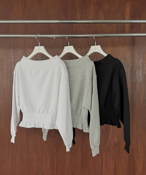 Amiur（エミレ）の「shirring design off shoulder pullover / シャーリングデザインオフショルダープルオーバー（その他トップス・レディース・グレー/ブラック/ホワイト・FREE）」の4枚目の写真