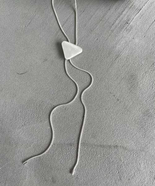 AIC.（エーアイシー）の「トライアングルロングネックレス（ネックレス・レディース・シルバー・FREE）」の2枚目の写真