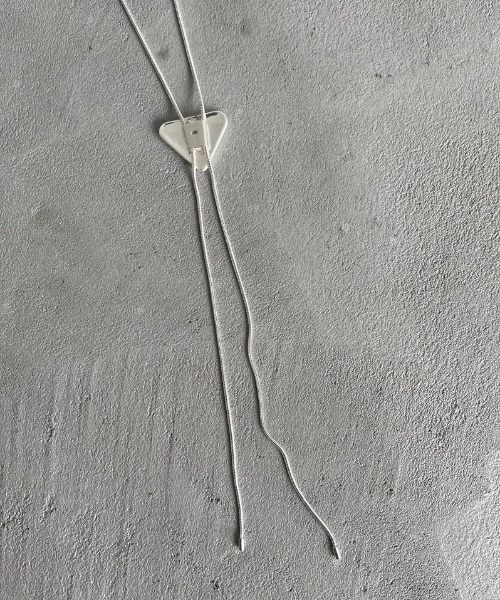 AIC.（エーアイシー）の「トライアングルロングネックレス（ネックレス・レディース・シルバー・FREE）」の3枚目の写真