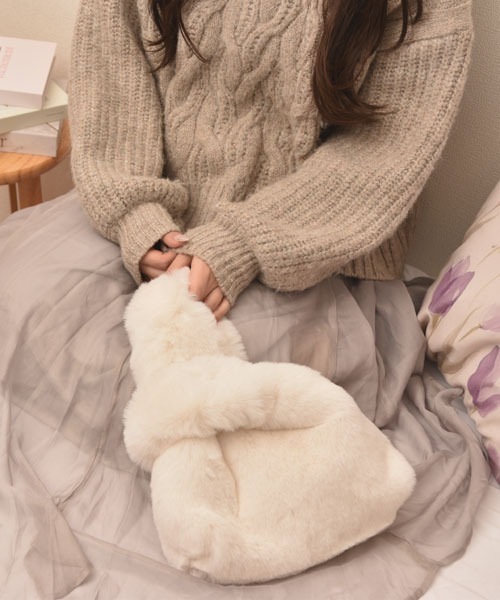 Mayree(メイリー)の「【float】カラバリ もこもこ フェイクファー トートバッグ【18色展開】(トートバッグ・レディース・ホワイト/ライトグレー/ブラウン/コーラルピンク/レッド/イエロー/アイボリー/ブラック/カーキ/ライトブルー/ベビーピンク/スモークピンク/オフホワイト/グレー/アッシュブラウン/ダークグリーン/ブルー/フューシャピンク・FREE)」の3枚目の写真
