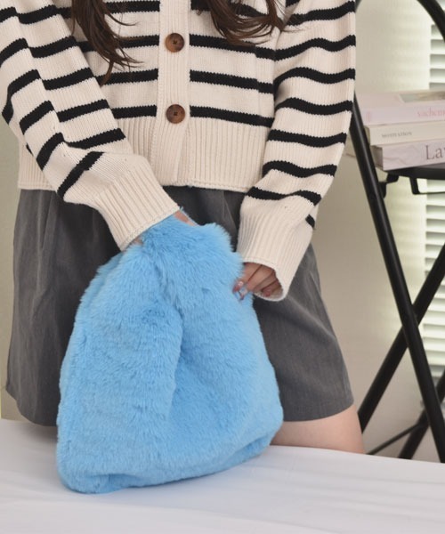 Mayree(メイリー)の「【float】カラバリ もこもこ フェイクファー トートバッグ【18色展開】(トートバッグ・レディース・ホワイト/ライトグレー/ブラウン/コーラルピンク/レッド/イエロー/アイボリー/ブラック/カーキ/ライトブルー/ベビーピンク/スモークピンク/オフホワイト/グレー/アッシュブラウン/ダークグリーン/ブルー/フューシャピンク・FREE)」の12枚目の写真