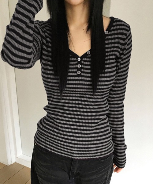 MEMECLE(メメクル)の「【MEMECLE/メメクル】VネックレトロストライプフィットTシャツ(Tシャツ/カットソー・レディース・ダークグレー・S/M)」の8枚目の写真