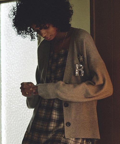 ROSE BUD（ローズバッド）の「BIJOU BROOCH CARDIGAN（カーディガン/ボレロ・レディース・グレー/ブラウン・ONE SIZE）」の2枚目の写真