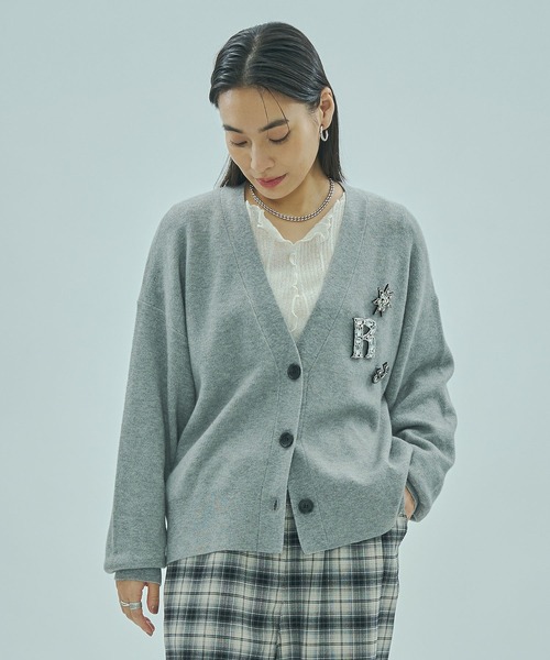 ROSE BUD（ローズバッド）の「BIJOU BROOCH CARDIGAN（カーディガン/ボレロ・レディース・グレー/ブラウン・ONE SIZE）」の3枚目の写真