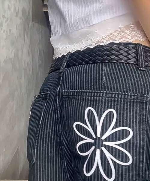 DAMISH(ダミシュ)の「リフレクティブフラワーストライプバルーンパンツ_ネイビー(その他パンツ・レディース・ネイビー・SMALL/MEDIUM/LARGE)」の4枚目の写真
