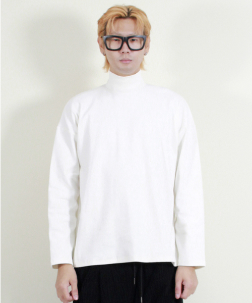 DEMARC(ドゥマーク)の「オーバーサイズタートルネック長袖Tシャツアイボリー(Tシャツ/カットソー・メンズ・その他・MEDIUM/LARGE)」の2枚目の写真