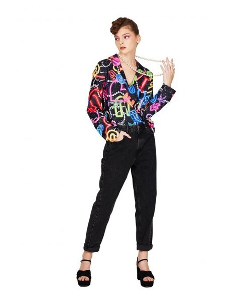 GREEDILOUS(グリディアス)の「ネオンレタリングVネックブラウス(シャツ/ブラウス・レディース・その他・SMALL/MEDIUM/LARGE/X-SMALL)」の2枚目の写真