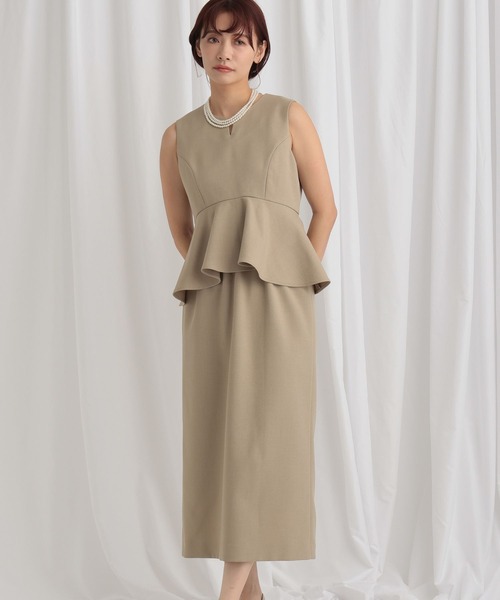 mysty woman（ミスティウーマン）の「ペプラム切り替えノースリワンピ 637089（ワンピース・レディース・ベージュ系その他/ベージュ/ネイビー・FREE）」の2枚目の写真