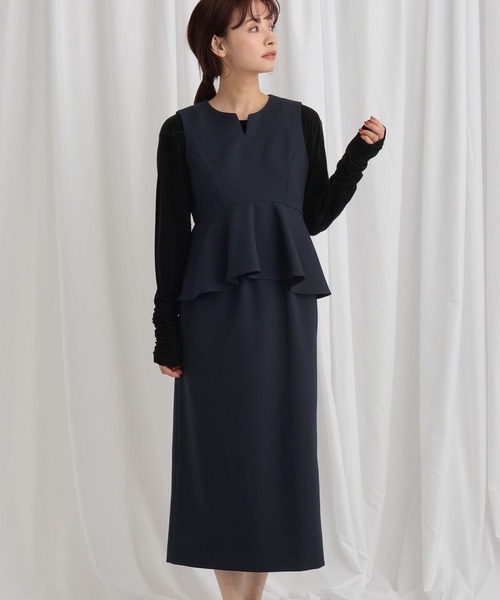 mysty woman（ミスティウーマン）の「ペプラム切り替えノースリワンピ 637089（ワンピース・レディース・ベージュ系その他/ベージュ/ネイビー・FREE）」の3枚目の写真