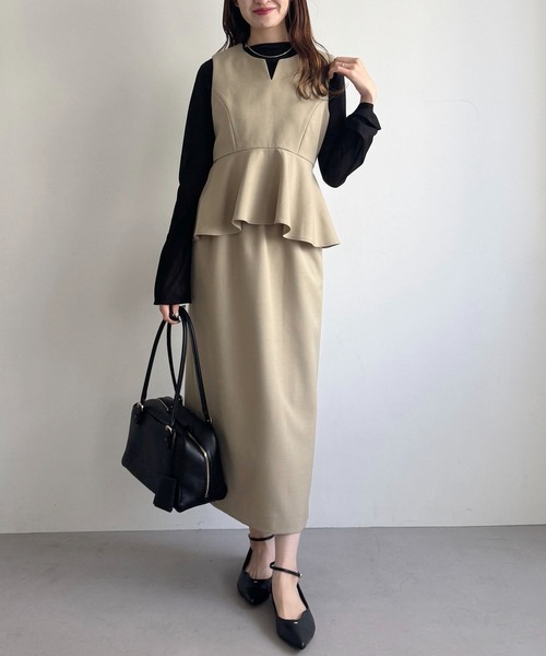 mysty woman（ミスティウーマン）の「ペプラム切り替えノースリワンピ 637089（ワンピース・レディース・ベージュ系その他/ベージュ/ネイビー・FREE）」の13枚目の写真