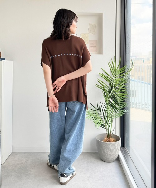 classicalelf(クラシカルエルフ)の「余白で魅せる、大人の余裕。シンプル英字ロゴ前後2wayフレンチスリーブニットトップス(半袖)(Tシャツ/カットソー・レディース・オレンジ系/ブラウン/ブラック/オフホワイト・LARGE/X-LARGE/SMALL/MEDIUM)」の12枚目の写真