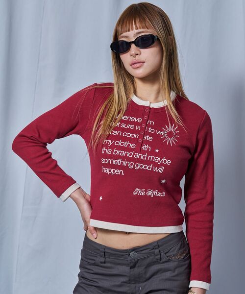 SEQUENZ(シークエンズ)の「※WEB限定 / フェイクレイヤード / バイカラーヘンリーネック長袖T /sqnz fake layered henley star l/s tee(Tシャツ/カットソー・レディース・バーガンディー/ライトグレー/ブラック/ネイビー・MEDIUM/SMALL)」の4枚目の写真