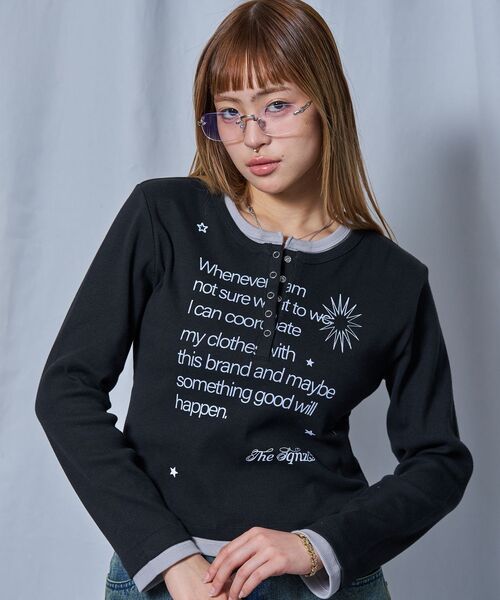 SEQUENZ(シークエンズ)の「※WEB限定 / フェイクレイヤード / バイカラーヘンリーネック長袖T /sqnz fake layered henley star l/s tee(Tシャツ/カットソー・レディース・バーガンディー/ライトグレー/ブラック/ネイビー・MEDIUM/SMALL)」の1枚目の写真