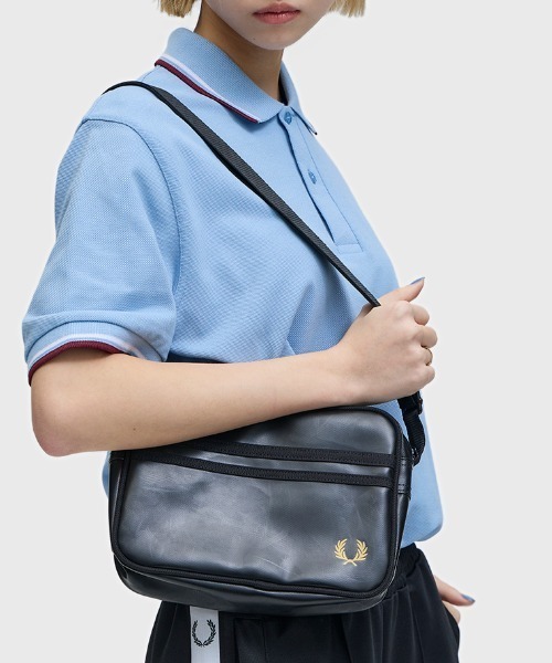 FRED PERRY(フレッドペリー)の「Tonal Classic Mini Shoulder Bag/トーナルクラシックミニショルダーバッグ(ショルダーバッグ・メンズ・ブラック・ONE SIZE)」の1枚目の写真