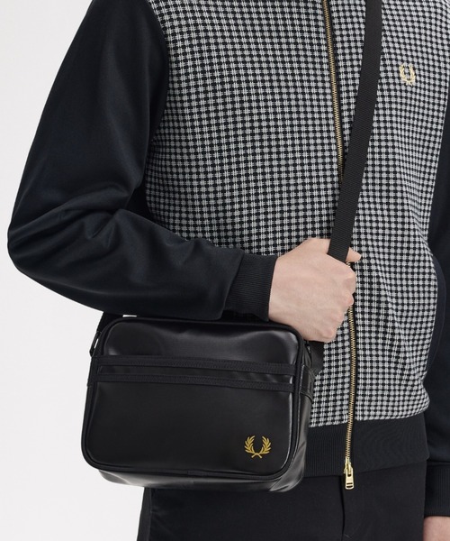 FRED PERRY(フレッドペリー)の「Tonal Classic Mini Shoulder Bag/トーナルクラシックミニショルダーバッグ(ショルダーバッグ・メンズ・ブラック・ONE SIZE)」の3枚目の写真