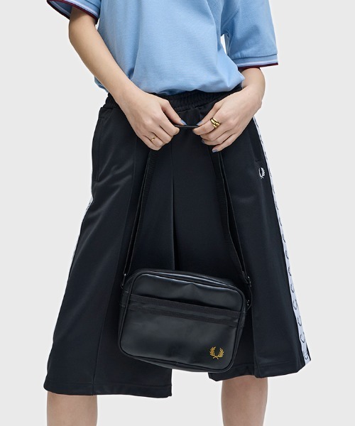FRED PERRY(フレッドペリー)の「Tonal Classic Mini Shoulder Bag/トーナルクラシックミニショルダーバッグ(ショルダーバッグ・メンズ・ブラック・ONE SIZE)」の2枚目の写真