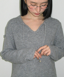 FLOWER DETAIL V NECK KNIT GREY